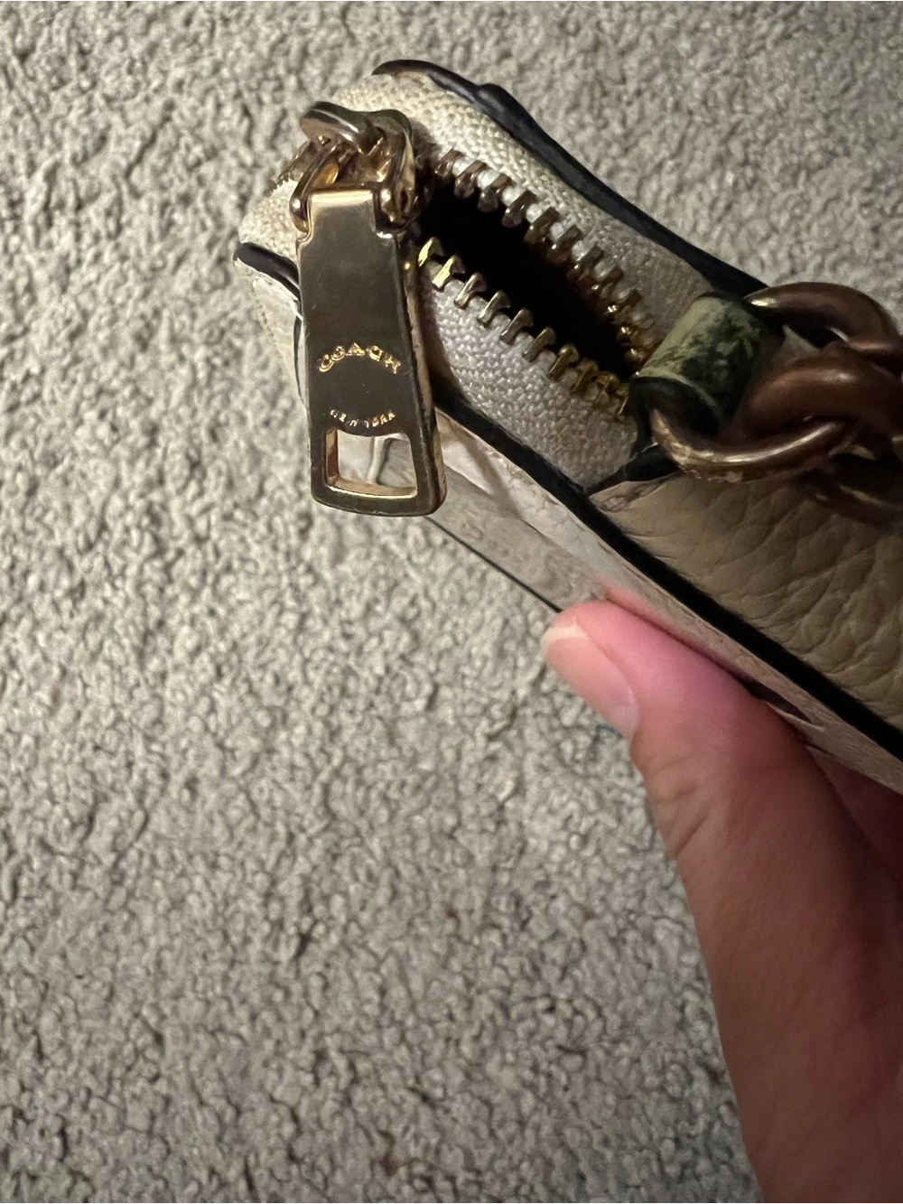 Coach Cream Pebbled Leather Card Holder with Gold Logo and Key Ring - Picture 9 of 10